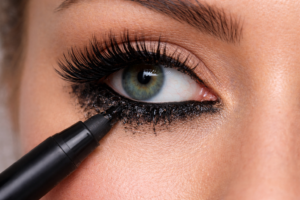 Kajal bei wimpernverlängerung