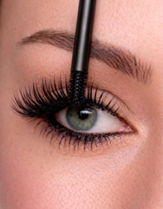 Wimpern von oben tuschen